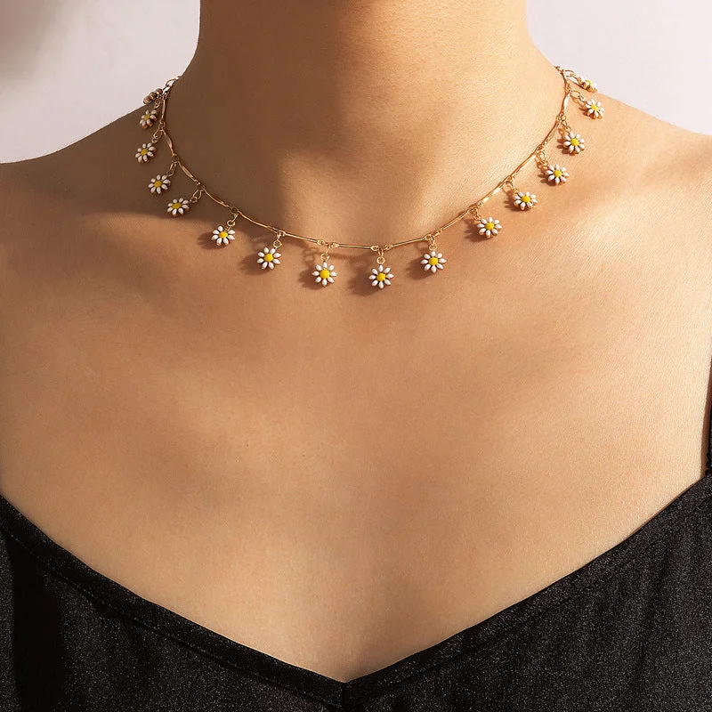 Women’s pearl choker necklaces-Fashion Daisy Copper Gold Plated Necklace In Bulk