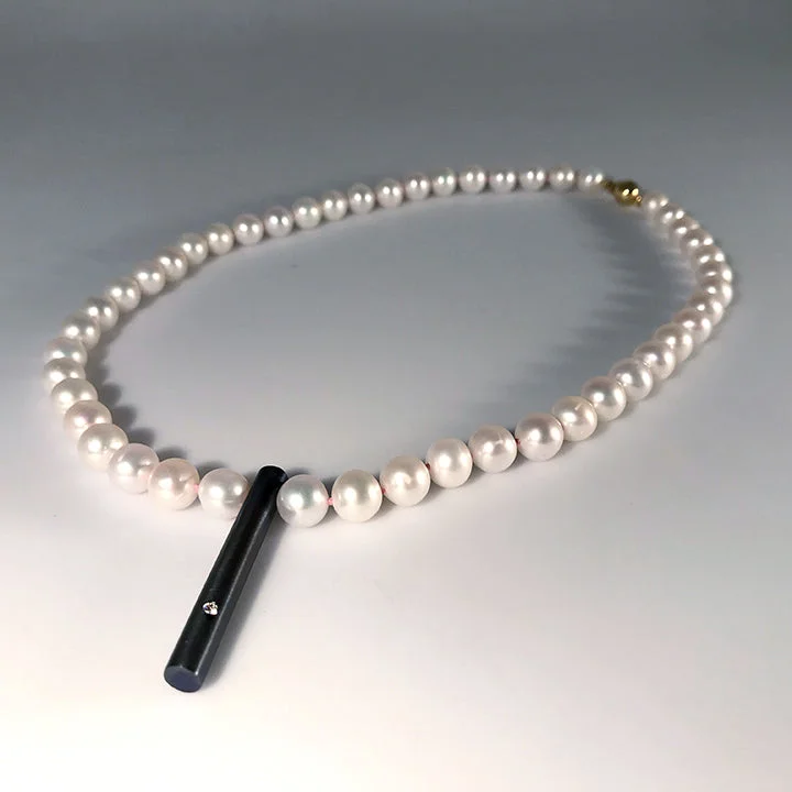 Women’s crystal pendant necklaces-Pearl Necklace with a Twist