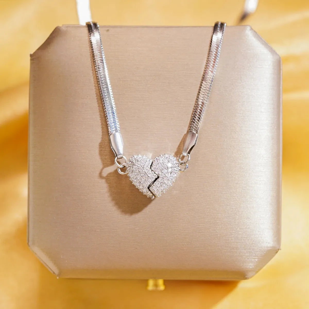 Silver Blade Chain Open Heart Necklace (Magnet)